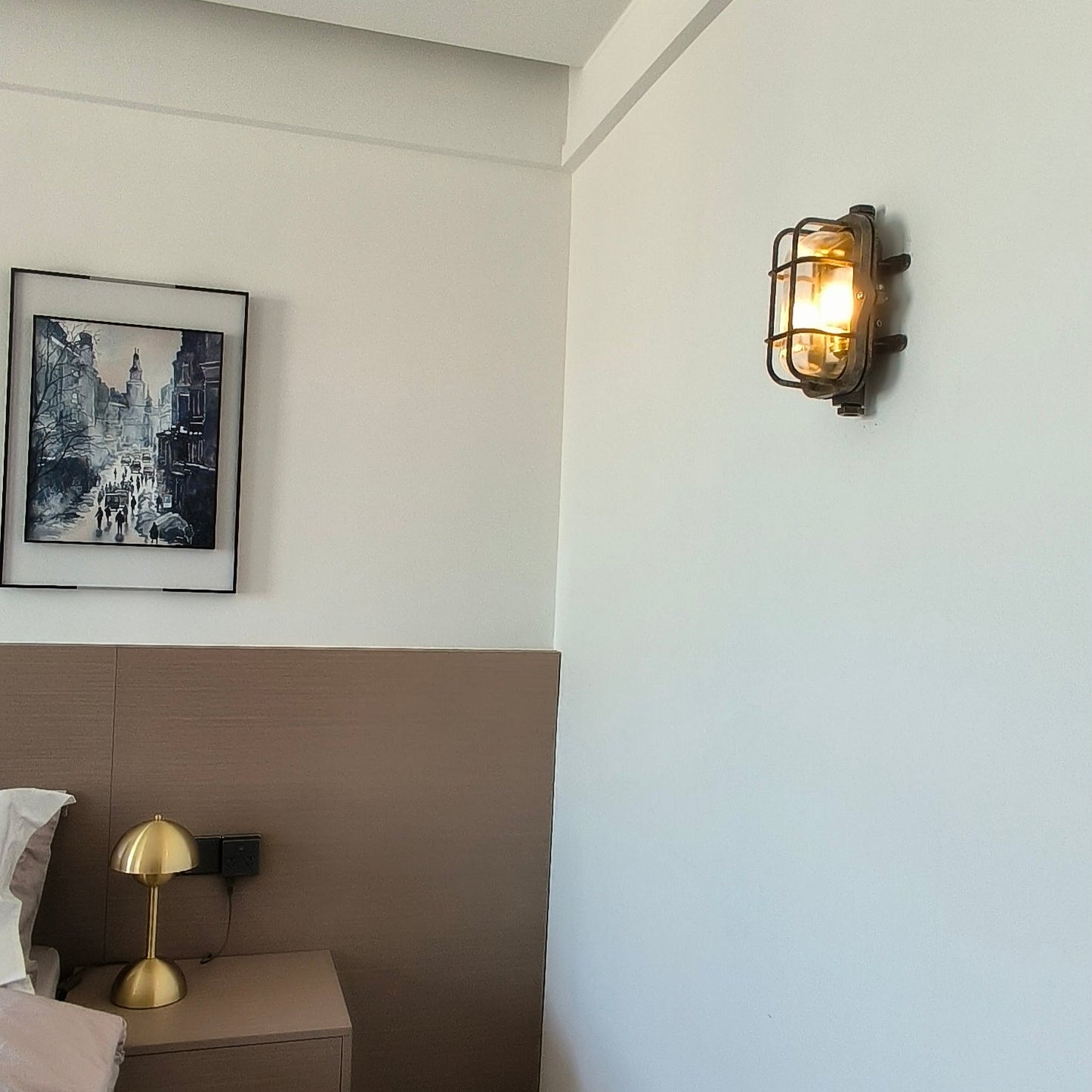 Hamilton Wall Light